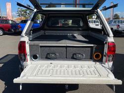 2017 TOYOTA HILUX SR (4x4)