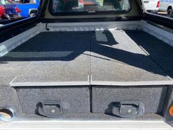 2017 TOYOTA HILUX SR (4x4)