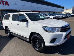 2017 TOYOTA HILUX SR (4x4)