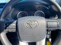 2017 TOYOTA HILUX SR (4x4)