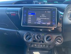 2017 TOYOTA HILUX SR (4x4)