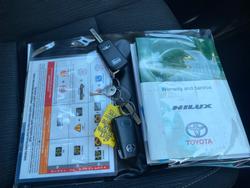 2017 TOYOTA HILUX SR (4x4)