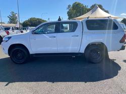 2017 TOYOTA HILUX SR (4x4)