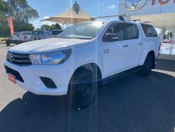 2017 TOYOTA HILUX SR (4x4)