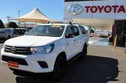 2017 TOYOTA HILUX SR (4x4)