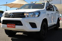 2017 TOYOTA HILUX SR (4x4)