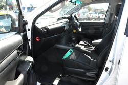 2017 TOYOTA HILUX SR (4x4)