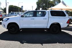 2017 TOYOTA HILUX SR (4x4)