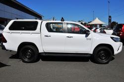 2017 TOYOTA HILUX SR (4x4)