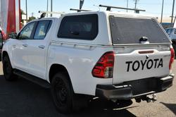 2017 TOYOTA HILUX SR (4x4)