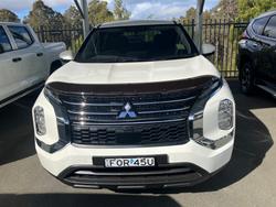 2024 MITSUBISHI
                Outlander ES
