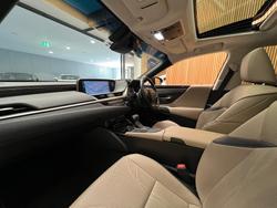 2019 Lexus
ES300h Luxury 2.5L Hybrid Auto CVT Sedan
