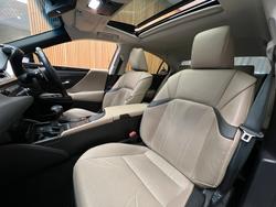2019 Lexus
ES300h Luxury 2.5L Hybrid Auto CVT Sedan