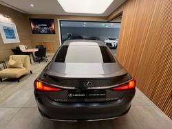 2019 Lexus
ES300h Luxury 2.5L Hybrid Auto CVT Sedan