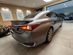 2019 Lexus
ES300h Luxury 2.5L Hybrid Auto CVT Sedan