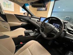 2019 Lexus
ES300h Luxury 2.5L Hybrid Auto CVT Sedan