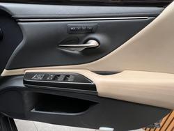 2019 Lexus
ES300h Luxury 2.5L Hybrid Auto CVT Sedan