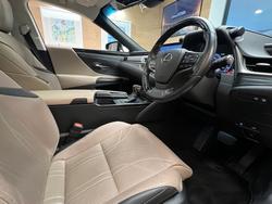 2019 Lexus
ES300h Luxury 2.5L Hybrid Auto CVT Sedan