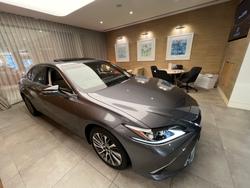 2019 Lexus
ES300h Luxury 2.5L Hybrid Auto CVT Sedan