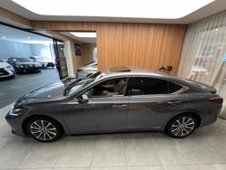 2019 Lexus
ES300h Luxury 2.5L Hybrid Auto CVT Sedan
