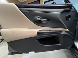 2019 Lexus
ES300h Luxury 2.5L Hybrid Auto CVT Sedan