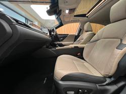 2019 Lexus
ES300h Luxury 2.5L Hybrid Auto CVT Sedan