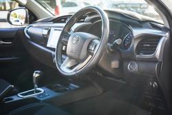 2016 Toyota HILUX SR5