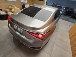 2023 Lexus
ES ES250 Luxury
