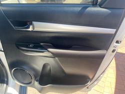 2019 Toyota Hilux 4x4 Hilux 4x4 SR5 2.8L T Diesel Automatic Double Cab 1Y46290 004