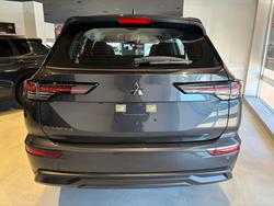 2025 MITSUBISHI Outlander ES