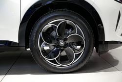 2025 Alfa Romeo Junior Ibrida