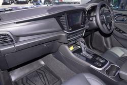 2025 Isuzu
MU-X LS-T