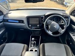 2020 MITSUBISHI Outlander ES