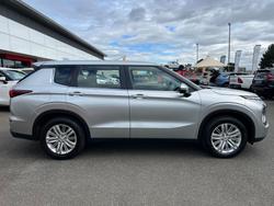 2022 MITSUBISHI OUTLANDER ES 7 SEAT (2WD)