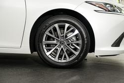 2025 Lexus ES 300h Luxury AXZH10R White