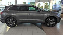2025 VOLKSWAGEN
                Touareg R-LINE