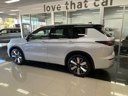 2025 MITSUBISHI
Outlander EXCEED TOURER
