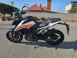 2022 KTM 390 Duke Orange