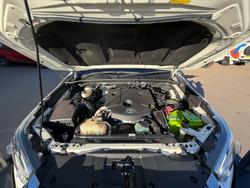 2022 Toyota Hilux SR5 Glacier White