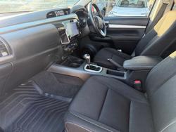 2022 Toyota Hilux SR5 Glacier White