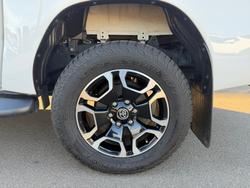 2022 Toyota Hilux SR5 Glacier White