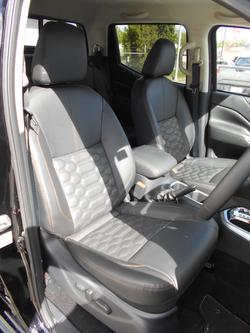 2025 Nissan
                Navara ST-X