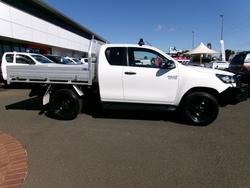 2021 Toyota
Hilux 4x4 Hilux 4x4 SR 2.8L T Diesel Automatic Extra Cab C/C 2L68990 001