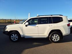 2024 Toyota LANDCRUISER GXL White