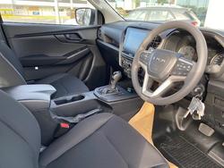2025 ISUZU
                D-MAX SX