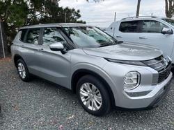 2025 MITSUBISHI Outlander ES