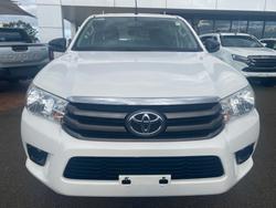 2017 TOYOTA HILUX SR (4x4)