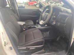 2017 TOYOTA HILUX SR (4x4)