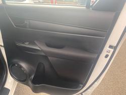 2017 TOYOTA HILUX SR (4x4)