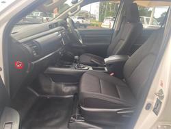 2017 TOYOTA HILUX SR (4x4)
